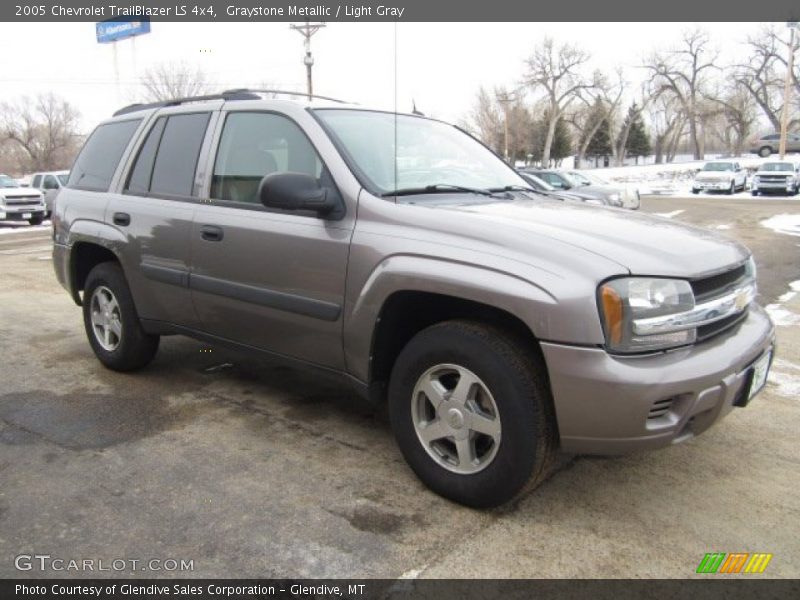 Front 3/4 View of 2005 TrailBlazer LS 4x4