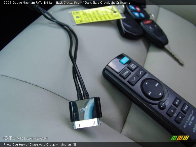 Brilliant Black Crystal Pearl / Dark Slate Gray/Light Graystone 2005 Dodge Magnum R/T