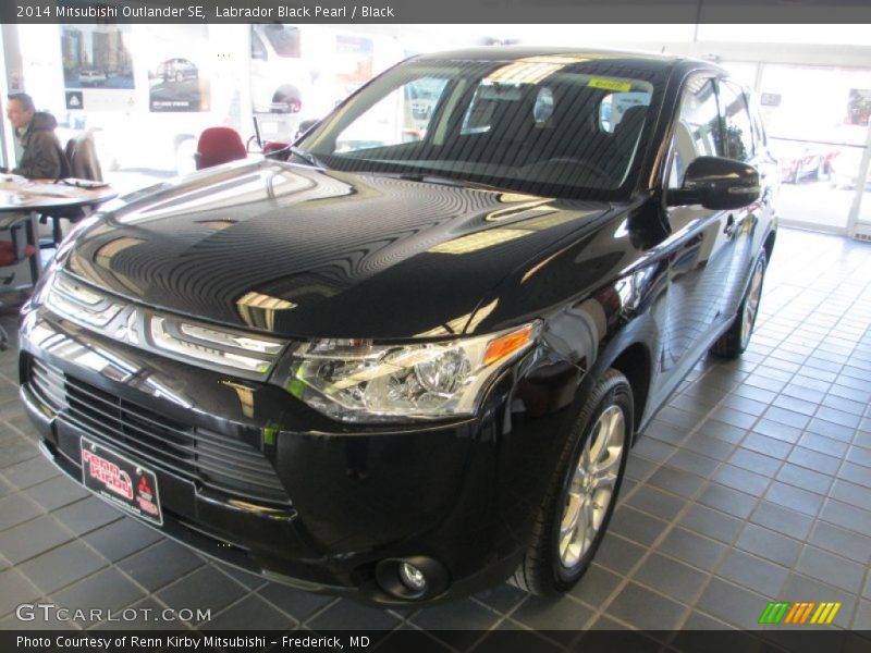 Labrador Black Pearl / Black 2014 Mitsubishi Outlander SE