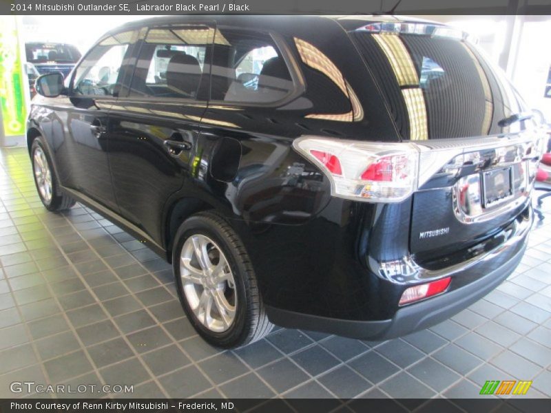 Labrador Black Pearl / Black 2014 Mitsubishi Outlander SE