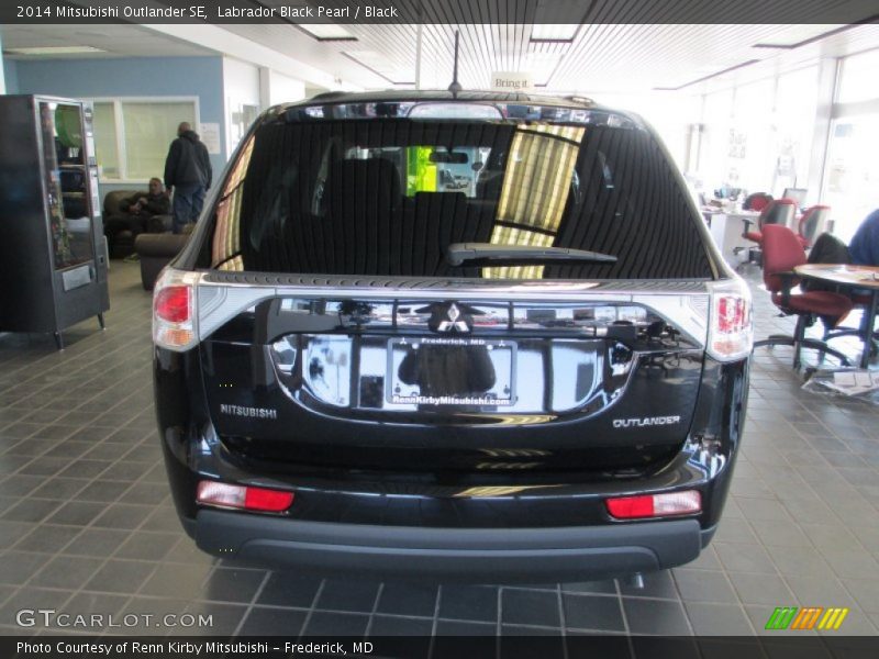 Labrador Black Pearl / Black 2014 Mitsubishi Outlander SE
