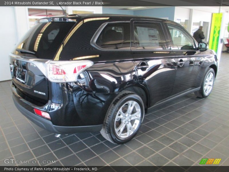 Labrador Black Pearl / Black 2014 Mitsubishi Outlander SE