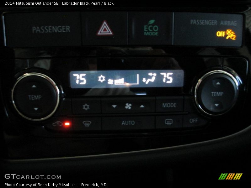 Labrador Black Pearl / Black 2014 Mitsubishi Outlander SE