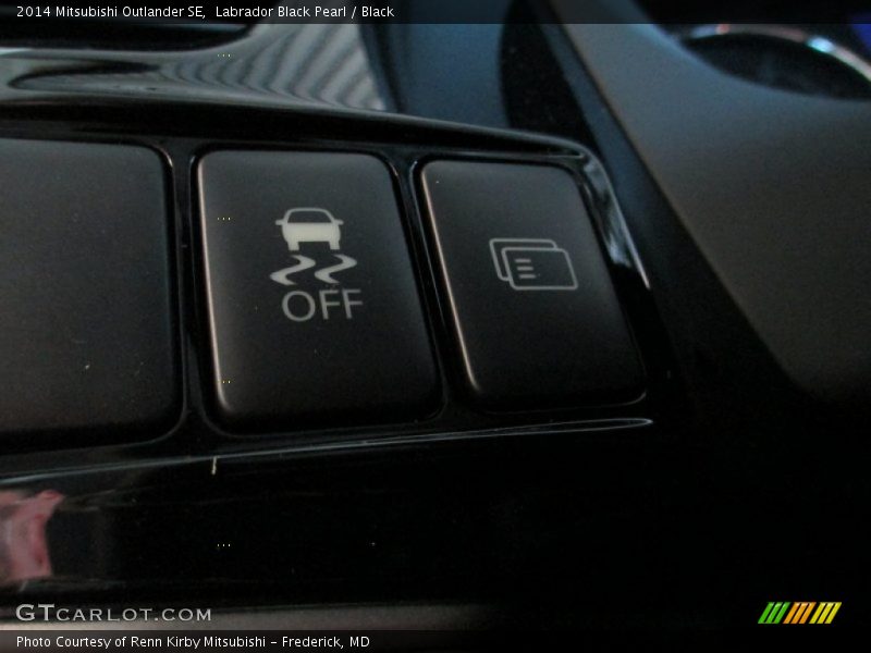 Labrador Black Pearl / Black 2014 Mitsubishi Outlander SE