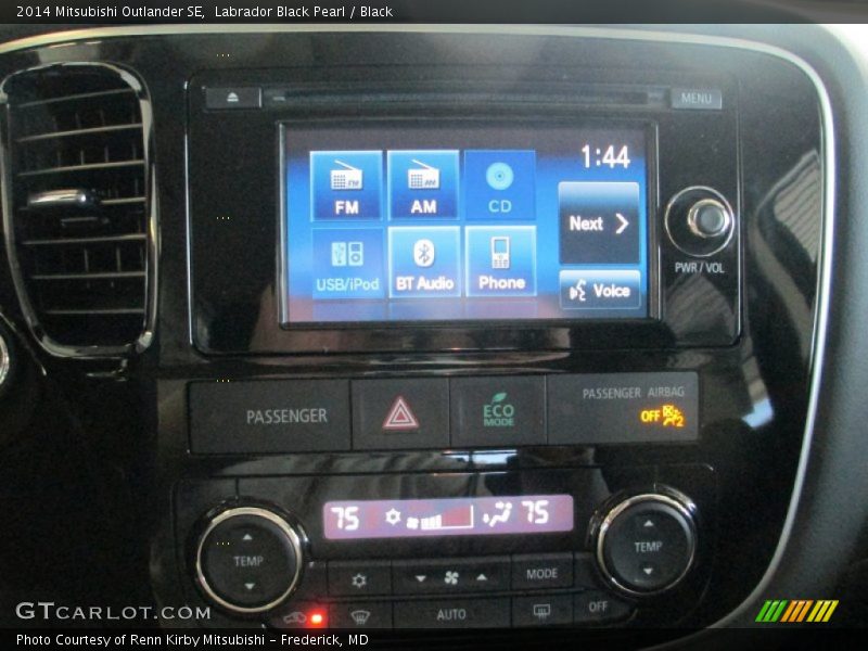 Labrador Black Pearl / Black 2014 Mitsubishi Outlander SE