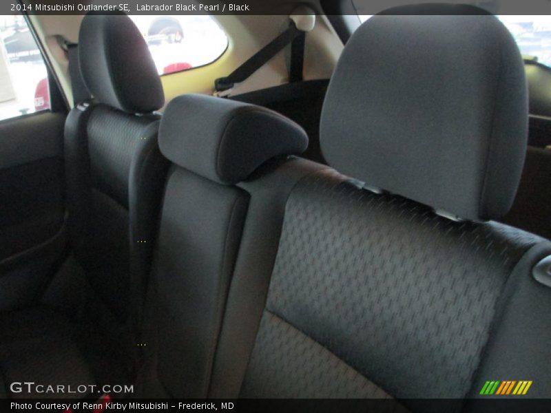 Labrador Black Pearl / Black 2014 Mitsubishi Outlander SE