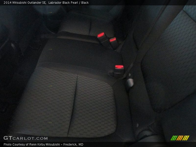 Labrador Black Pearl / Black 2014 Mitsubishi Outlander SE