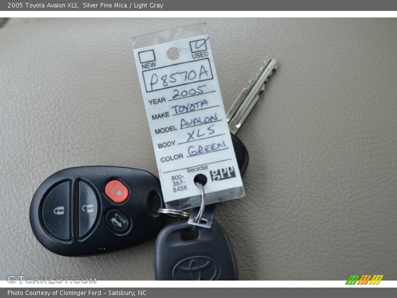 Silver Pine Mica / Light Gray 2005 Toyota Avalon XLS