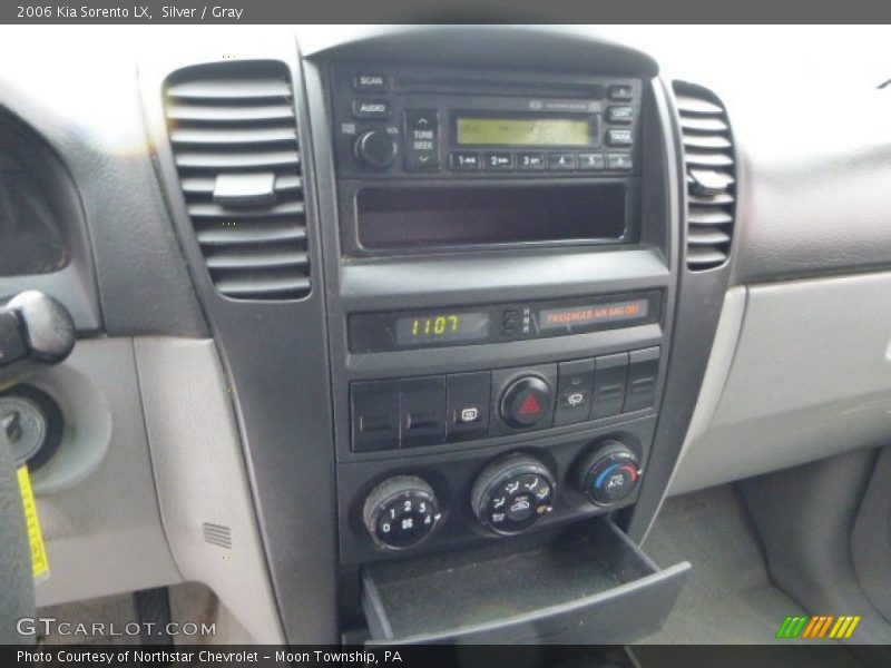 Silver / Gray 2006 Kia Sorento LX