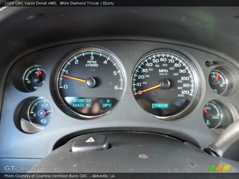 White Diamond Tricoat / Ebony 2009 GMC Yukon Denali AWD