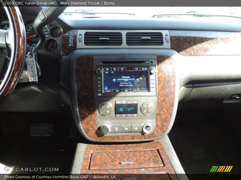White Diamond Tricoat / Ebony 2009 GMC Yukon Denali AWD
