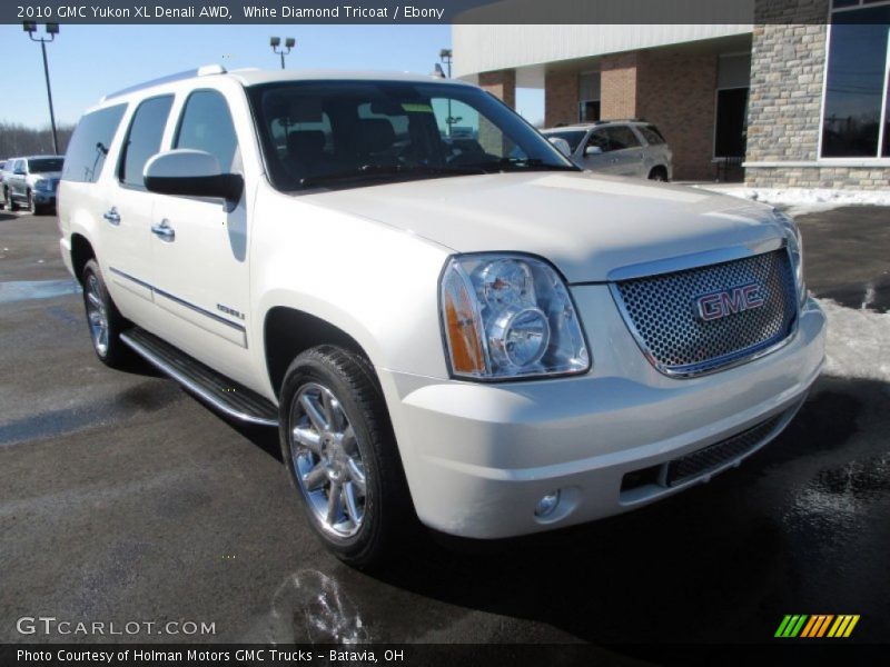 Front 3/4 View of 2010 Yukon XL Denali AWD