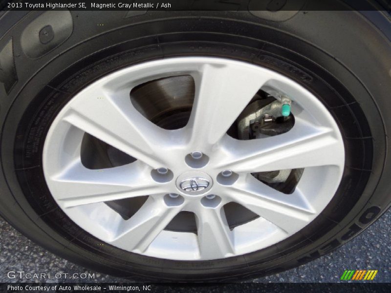 Magnetic Gray Metallic / Ash 2013 Toyota Highlander SE