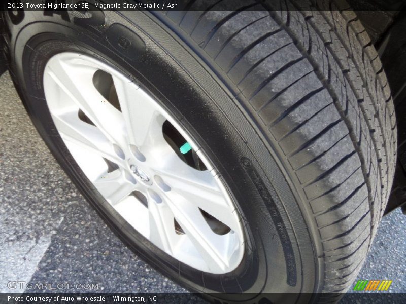 Magnetic Gray Metallic / Ash 2013 Toyota Highlander SE