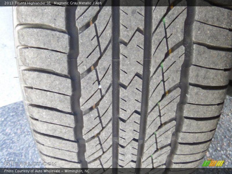 Magnetic Gray Metallic / Ash 2013 Toyota Highlander SE