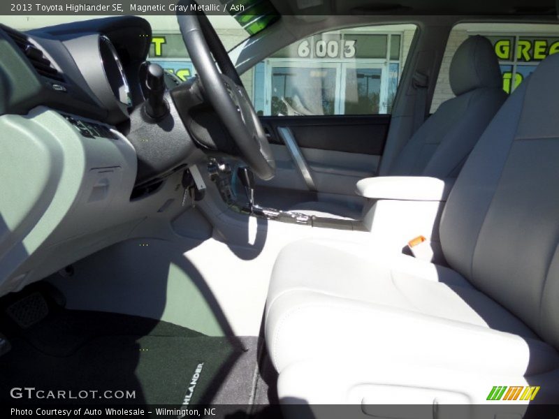Magnetic Gray Metallic / Ash 2013 Toyota Highlander SE