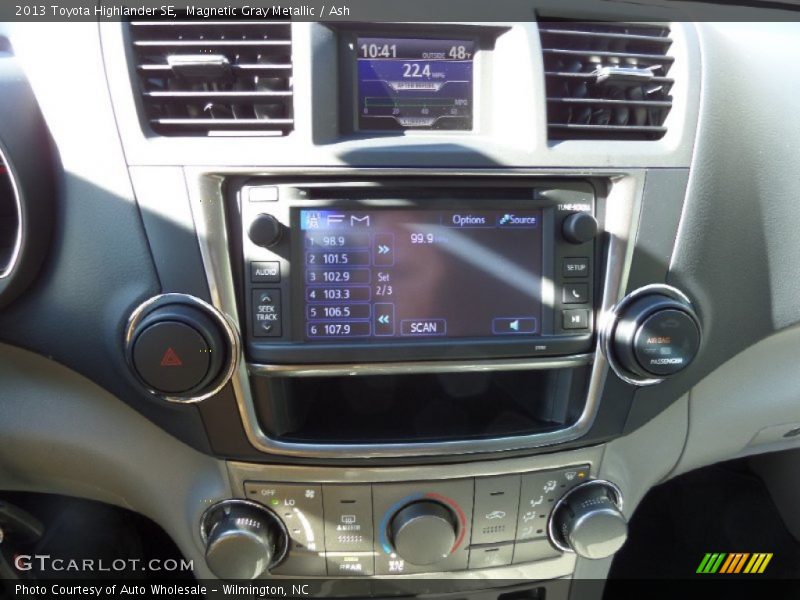 Magnetic Gray Metallic / Ash 2013 Toyota Highlander SE