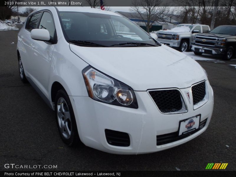 Ultra White / Ebony 2010 Pontiac Vibe 1.8L