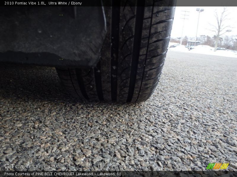 Ultra White / Ebony 2010 Pontiac Vibe 1.8L
