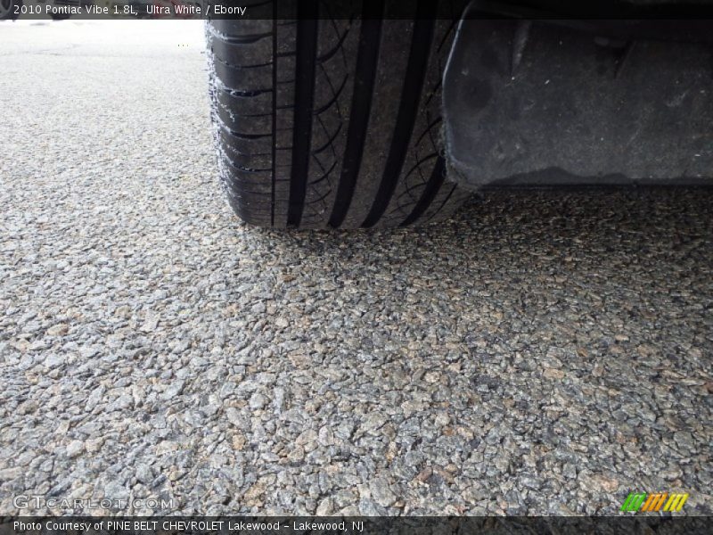 Ultra White / Ebony 2010 Pontiac Vibe 1.8L