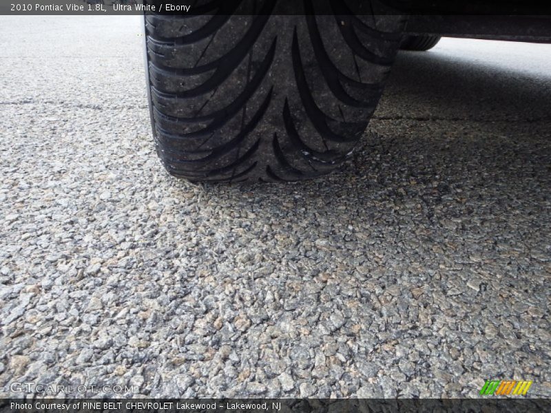 Ultra White / Ebony 2010 Pontiac Vibe 1.8L