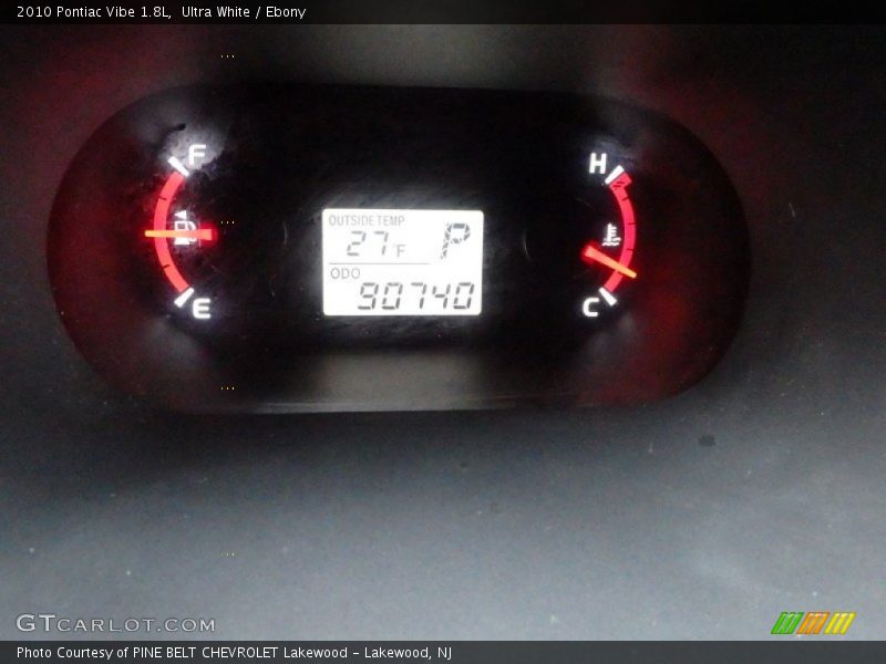 Ultra White / Ebony 2010 Pontiac Vibe 1.8L