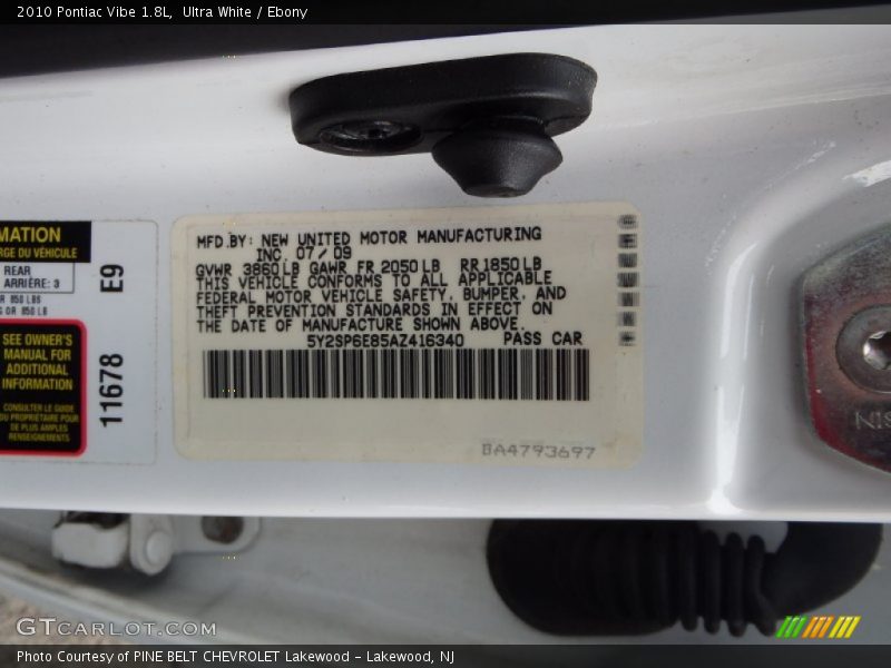 Ultra White / Ebony 2010 Pontiac Vibe 1.8L