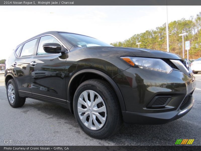 Front 3/4 View of 2014 Rogue S