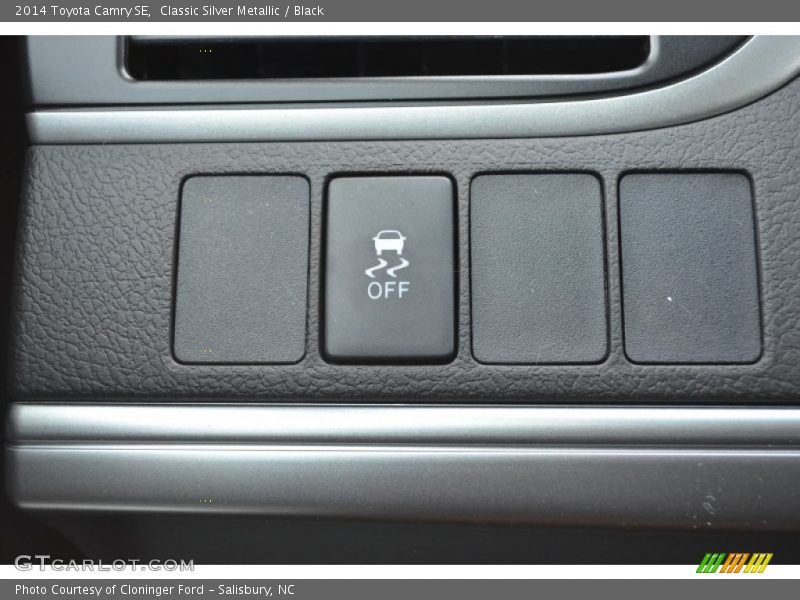 Classic Silver Metallic / Black 2014 Toyota Camry SE