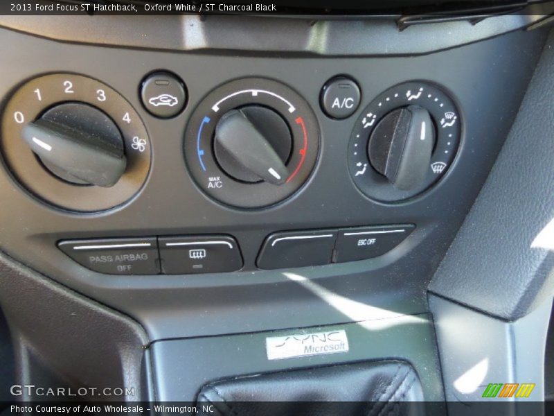 Oxford White / ST Charcoal Black 2013 Ford Focus ST Hatchback