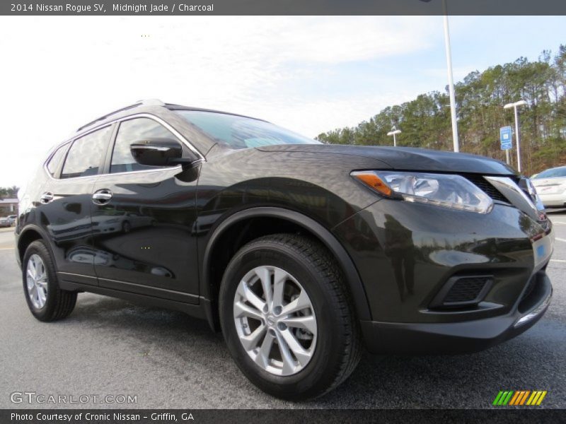 Front 3/4 View of 2014 Rogue SV
