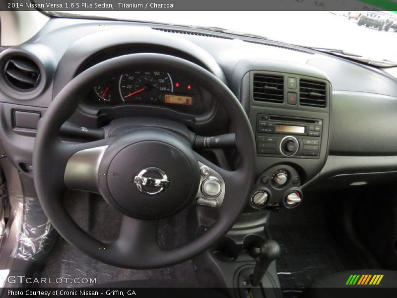 Dashboard of 2014 Versa 1.6 S Plus Sedan