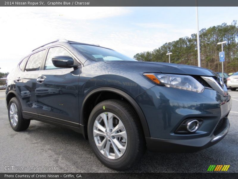 Front 3/4 View of 2014 Rogue SV