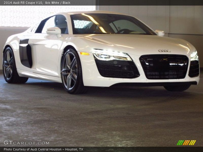 Ibis White / Black 2014 Audi R8 Coupe V10