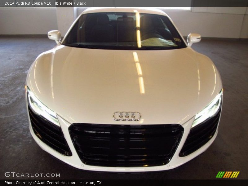 Ibis White / Black 2014 Audi R8 Coupe V10