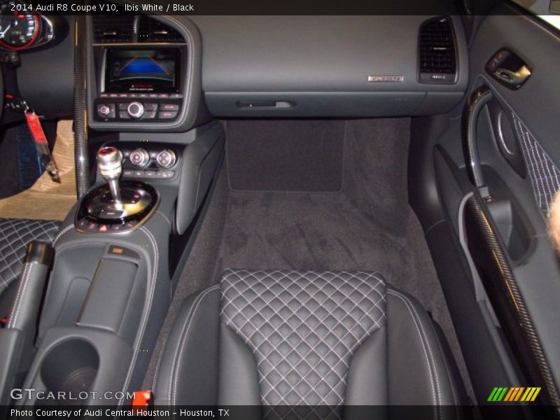 Ibis White / Black 2014 Audi R8 Coupe V10