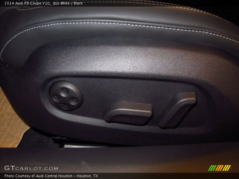Ibis White / Black 2014 Audi R8 Coupe V10