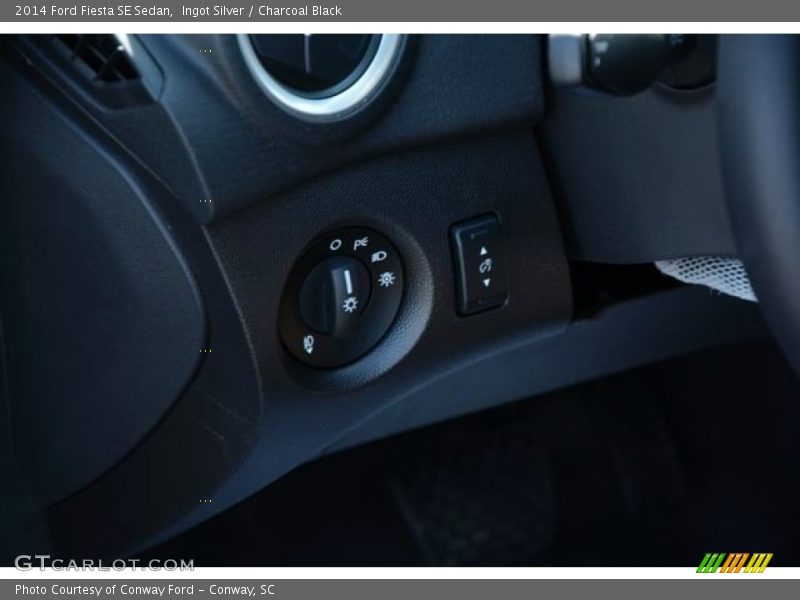 Ingot Silver / Charcoal Black 2014 Ford Fiesta SE Sedan