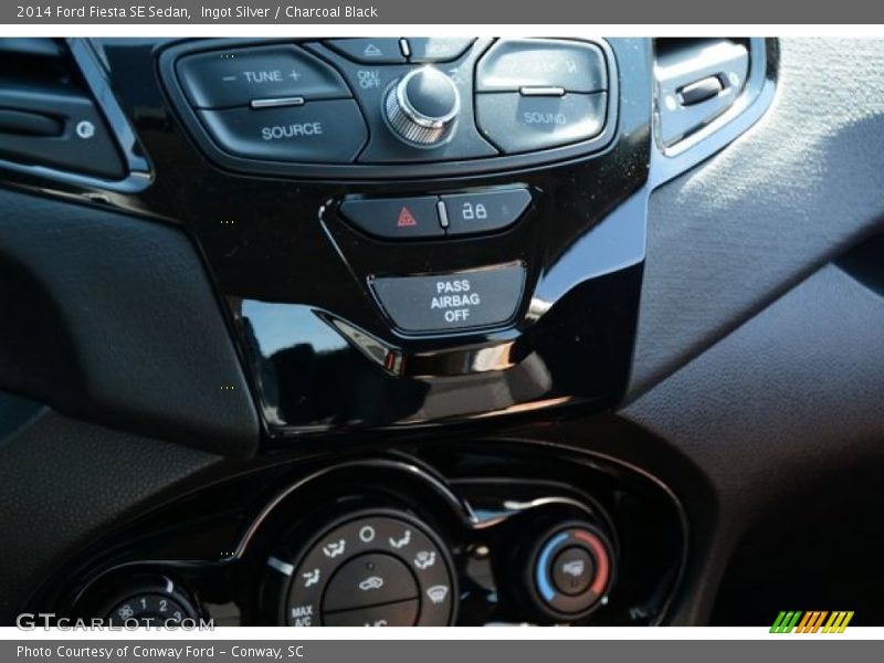 Ingot Silver / Charcoal Black 2014 Ford Fiesta SE Sedan