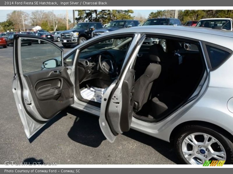 Ingot Silver / Charcoal Black 2014 Ford Fiesta SE Hatchback