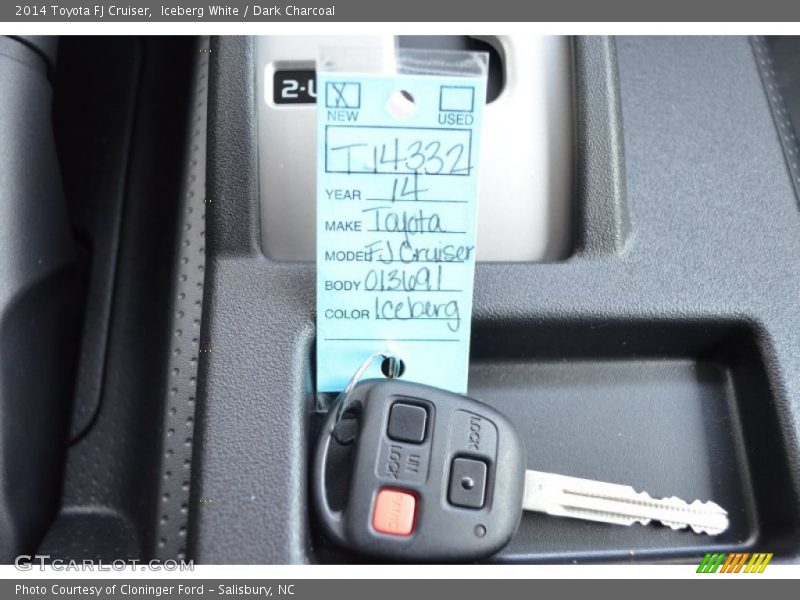 Iceberg White / Dark Charcoal 2014 Toyota FJ Cruiser