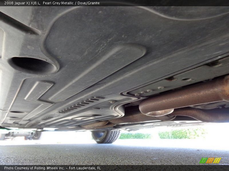 Undercarriage of 2008 XJ XJ8 L
