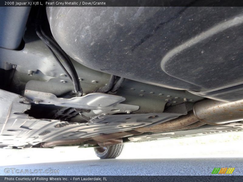 Undercarriage of 2008 XJ XJ8 L