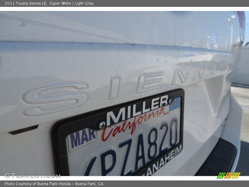 Super White / Light Gray 2011 Toyota Sienna LE