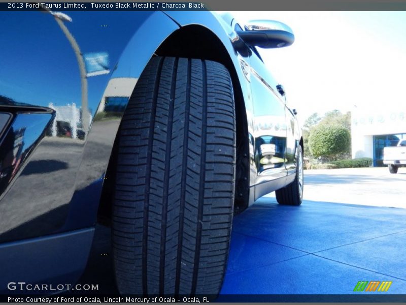 Tuxedo Black Metallic / Charcoal Black 2013 Ford Taurus Limited