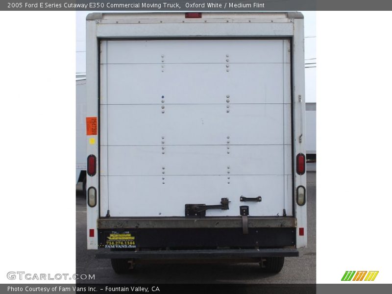 Oxford White / Medium Flint 2005 Ford E Series Cutaway E350 Commercial Moving Truck