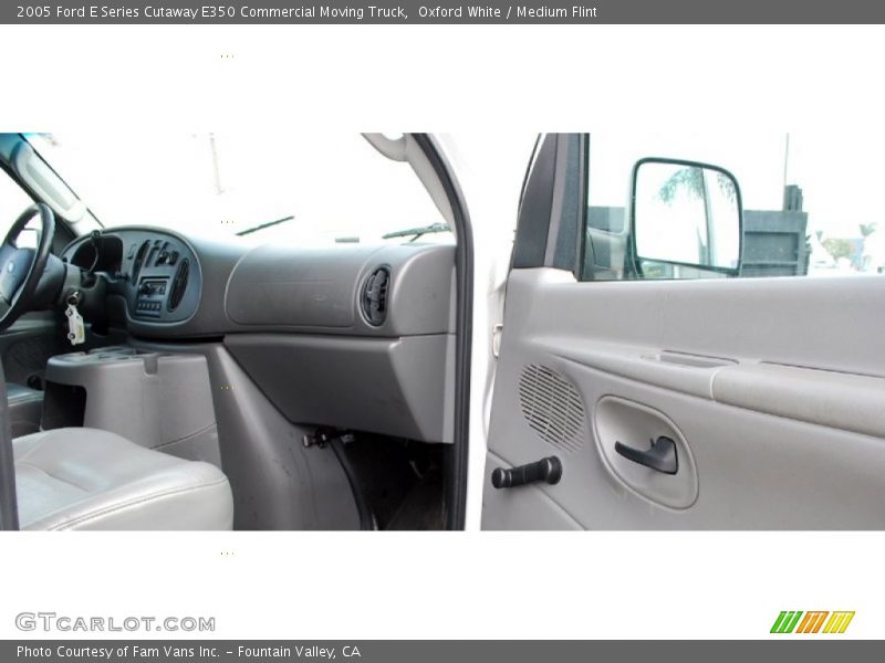 Oxford White / Medium Flint 2005 Ford E Series Cutaway E350 Commercial Moving Truck