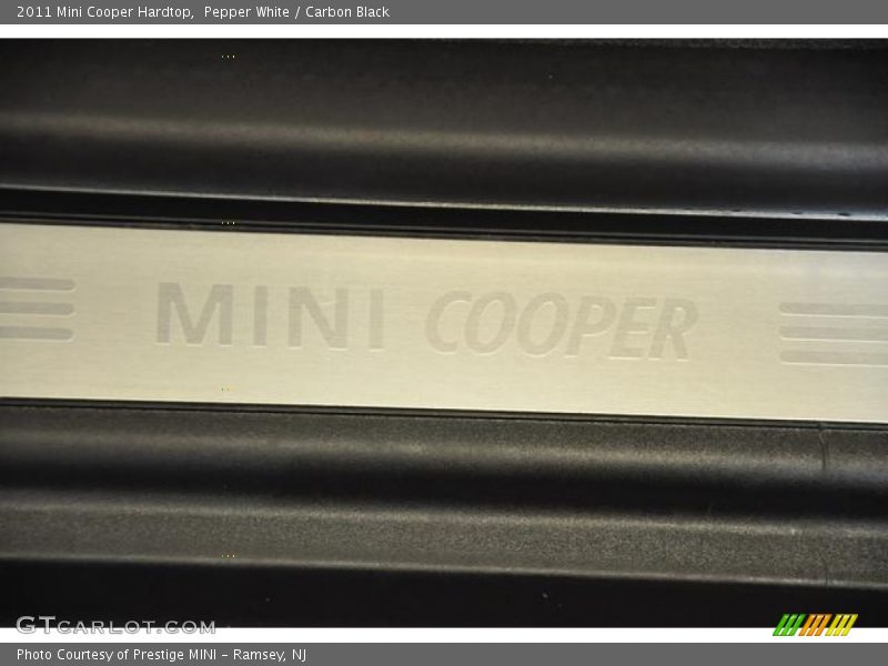 Pepper White / Carbon Black 2011 Mini Cooper Hardtop