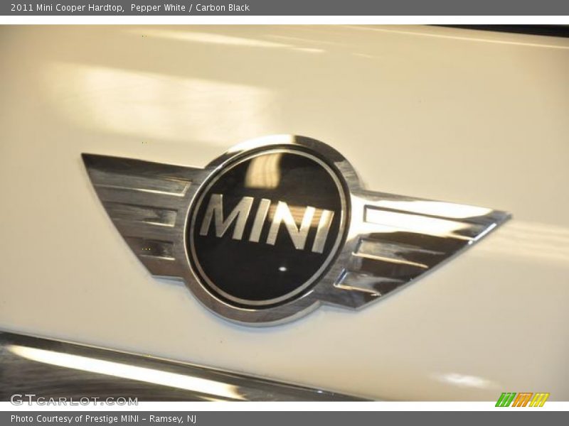 Pepper White / Carbon Black 2011 Mini Cooper Hardtop
