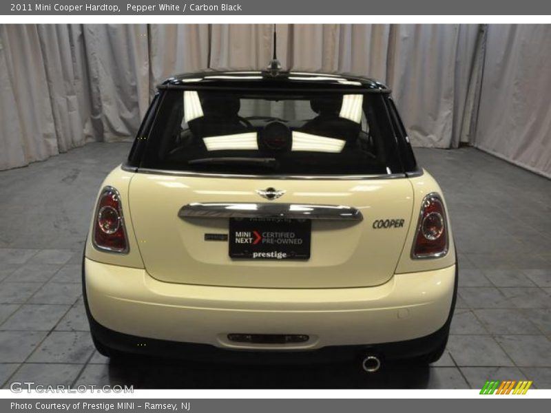 Pepper White / Carbon Black 2011 Mini Cooper Hardtop